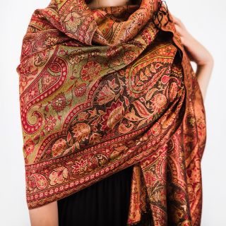 🍂🍂 Pojďme strávit podzim v teple a pohodlí! 🍁🍁 Nové hedvábné šály jsou opět k mání. 💚 Ulovte si svůj kousek zde👇...